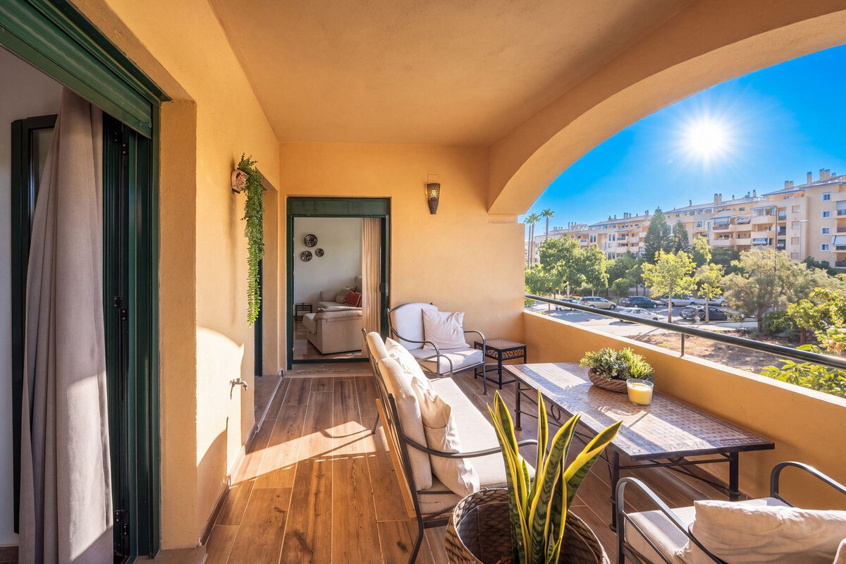 FOR SALE 🏡 Refurbished Three-Bedroom Beachside Apartment in a Gated Community – San Pedro de Alcántara, Marbella 🇪🇸