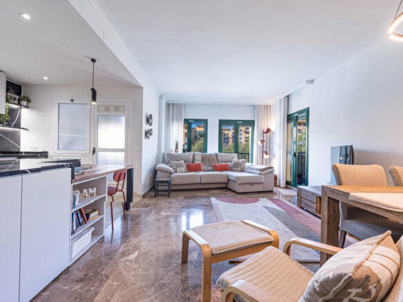 FOR SALE 🏡 Refurbished Three-Bedroom Beachside Apartment in a Gated Community – San Pedro de Alcántara, Marbella 🇪🇸