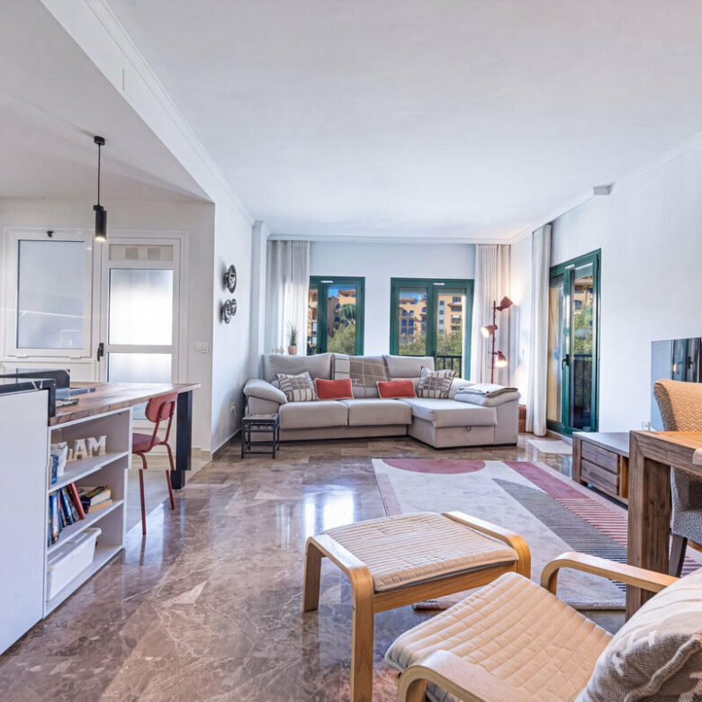 FOR SALE 🏡 Refurbished Three-Bedroom Beachside Apartment in a Gated Community – San Pedro de Alcántara, Marbella 🇪🇸