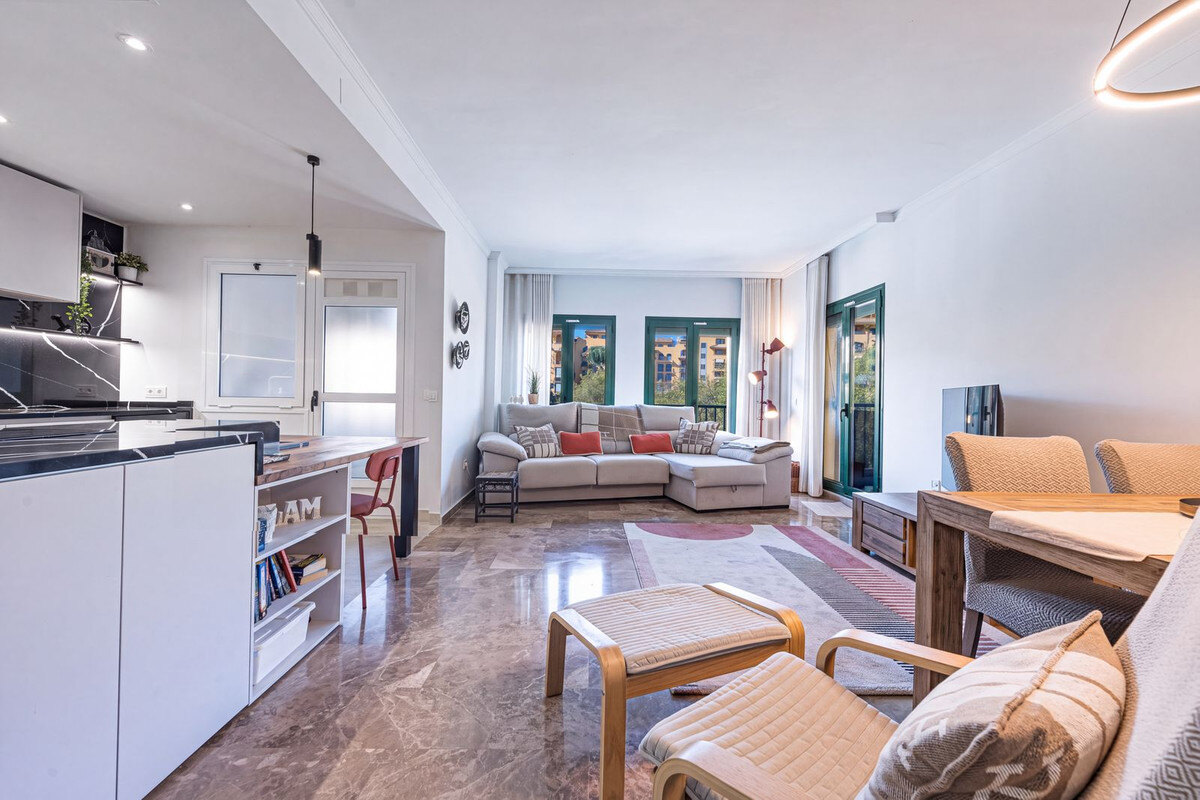 FOR SALE 🏡 Refurbished Three-Bedroom Beachside Apartment in a Gated Community – San Pedro de Alcántara, Marbella 🇪🇸