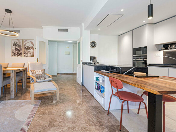 FOR SALE 🏡 Refurbished Three-Bedroom Beachside Apartment in a Gated Community – San Pedro de Alcántara, Marbella 🇪🇸