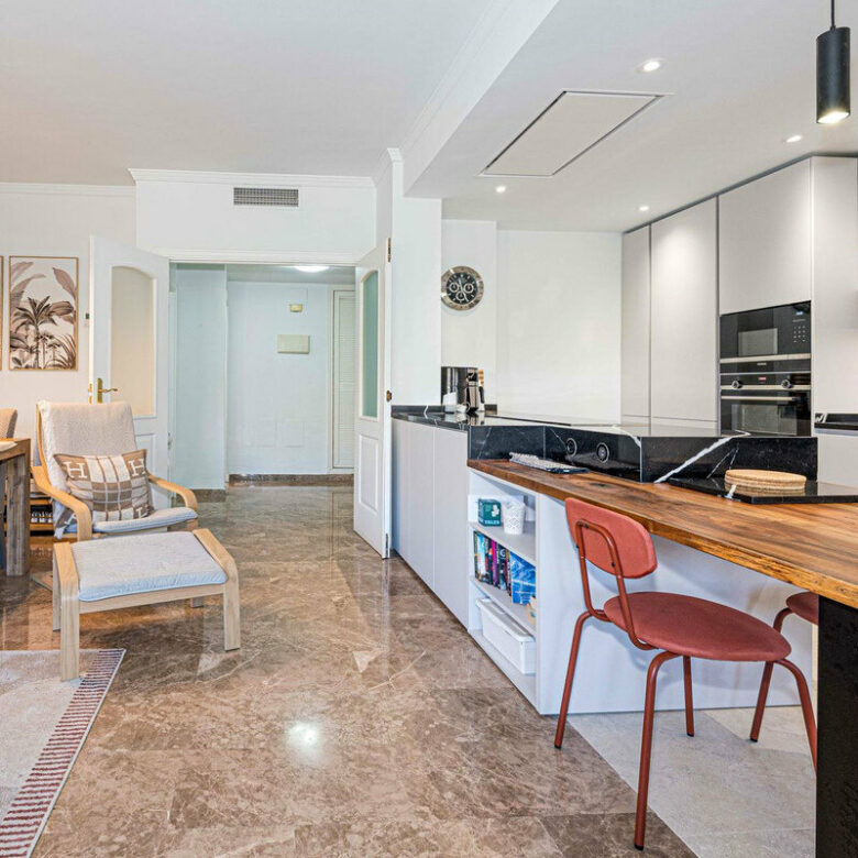 FOR SALE 🏡 Refurbished Three-Bedroom Beachside Apartment in a Gated Community – San Pedro de Alcántara, Marbella 🇪🇸