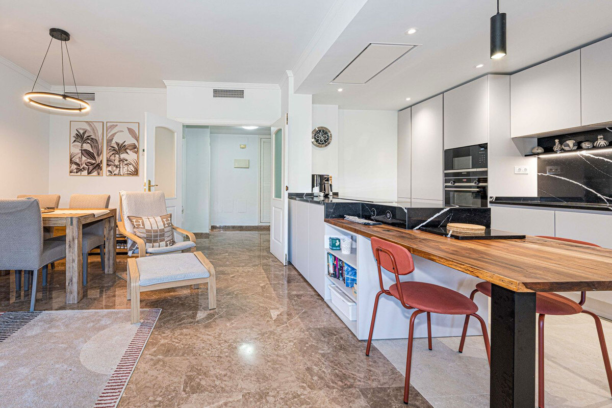 FOR SALE 🏡 Refurbished Three-Bedroom Beachside Apartment in a Gated Community – San Pedro de Alcántara, Marbella 🇪🇸