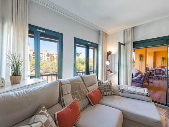 FOR SALE 🏡 Refurbished Three-Bedroom Beachside Apartment in a Gated Community – San Pedro de Alcántara, Marbella 🇪🇸