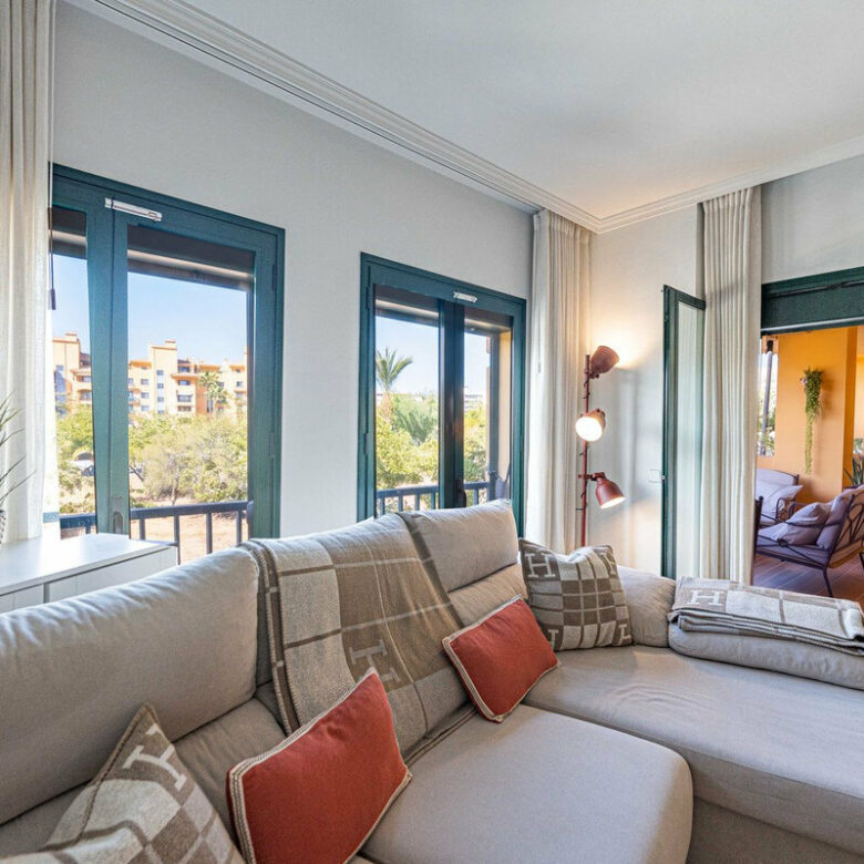 FOR SALE 🏡 Refurbished Three-Bedroom Beachside Apartment in a Gated Community – San Pedro de Alcántara, Marbella 🇪🇸