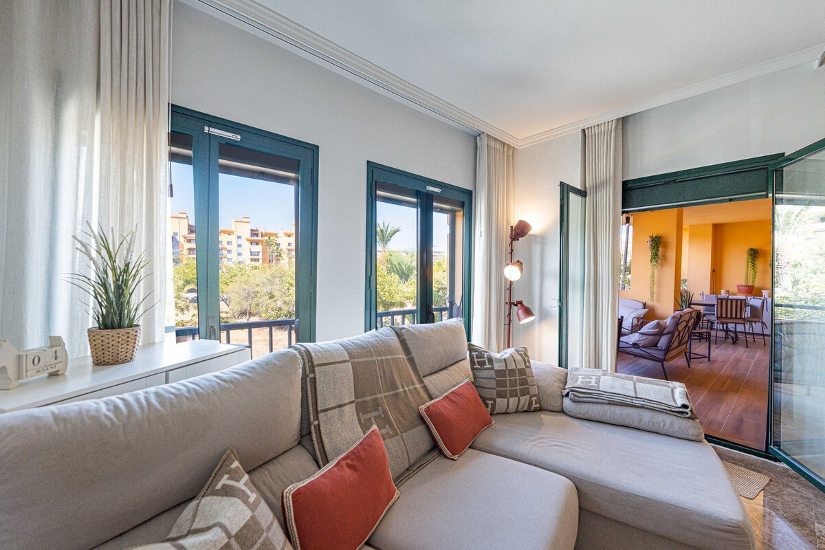 FOR SALE 🏡 Refurbished Three-Bedroom Beachside Apartment in a Gated Community – San Pedro de Alcántara, Marbella 🇪🇸
