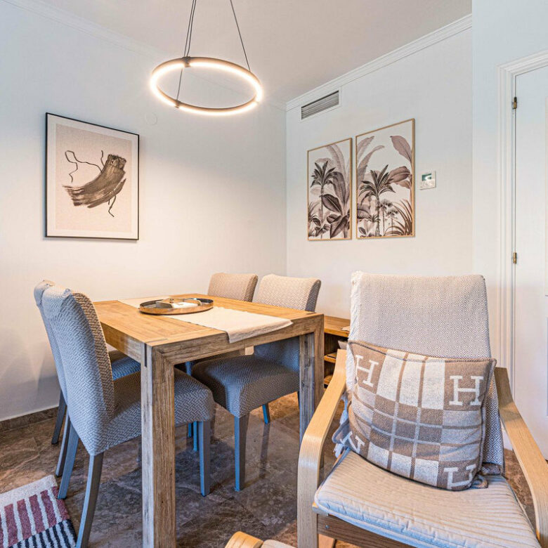 FOR SALE 🏡 Refurbished Three-Bedroom Beachside Apartment in a Gated Community – San Pedro de Alcántara, Marbella 🇪🇸