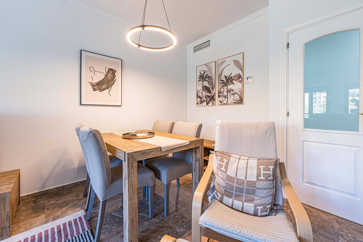 FOR SALE 🏡 Refurbished Three-Bedroom Beachside Apartment in a Gated Community – San Pedro de Alcántara, Marbella 🇪🇸