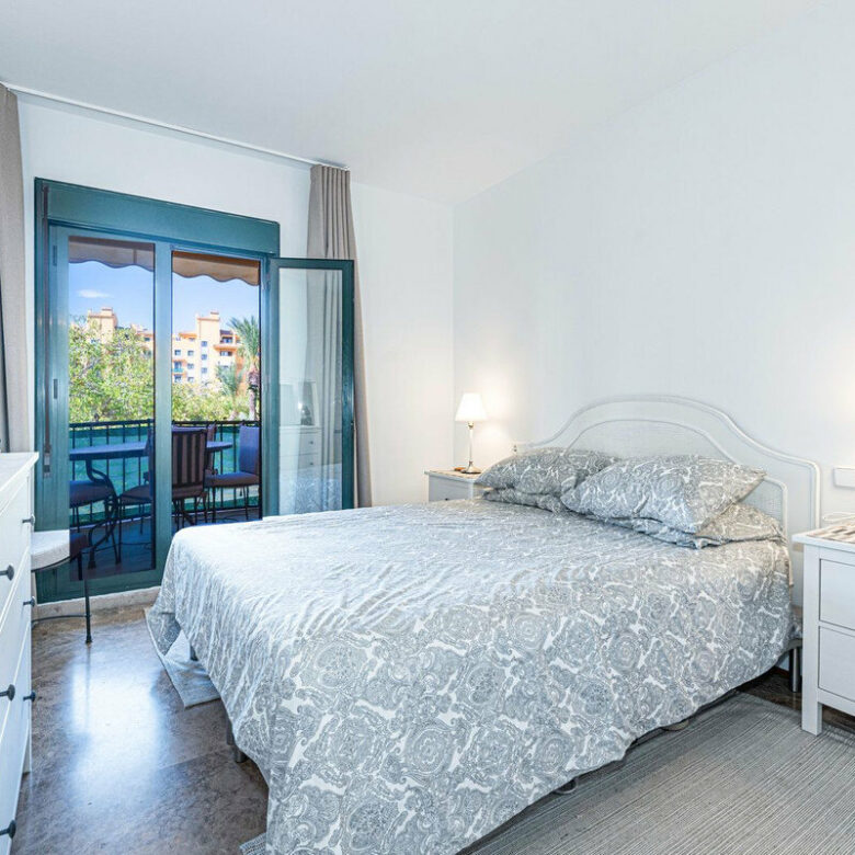 FOR SALE 🏡 Refurbished Three-Bedroom Beachside Apartment in a Gated Community – San Pedro de Alcántara, Marbella 🇪🇸