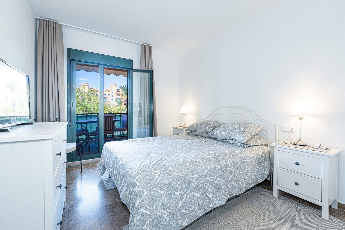 FOR SALE 🏡 Refurbished Three-Bedroom Beachside Apartment in a Gated Community – San Pedro de Alcántara, Marbella 🇪🇸