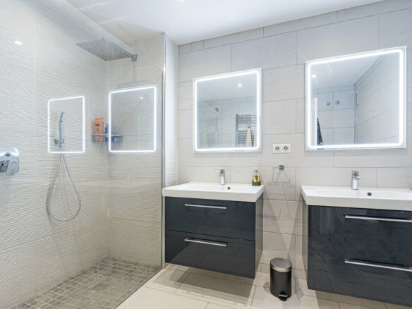 FOR SALE 🏡 Refurbished Three-Bedroom Beachside Apartment in a Gated Community – San Pedro de Alcántara, Marbella 🇪🇸
