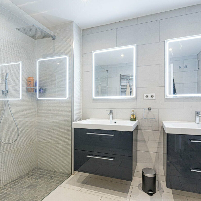 FOR SALE 🏡 Refurbished Three-Bedroom Beachside Apartment in a Gated Community – San Pedro de Alcántara, Marbella 🇪🇸