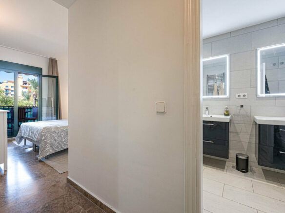 FOR SALE 🏡 Refurbished Three-Bedroom Beachside Apartment in a Gated Community – San Pedro de Alcántara, Marbella 🇪🇸