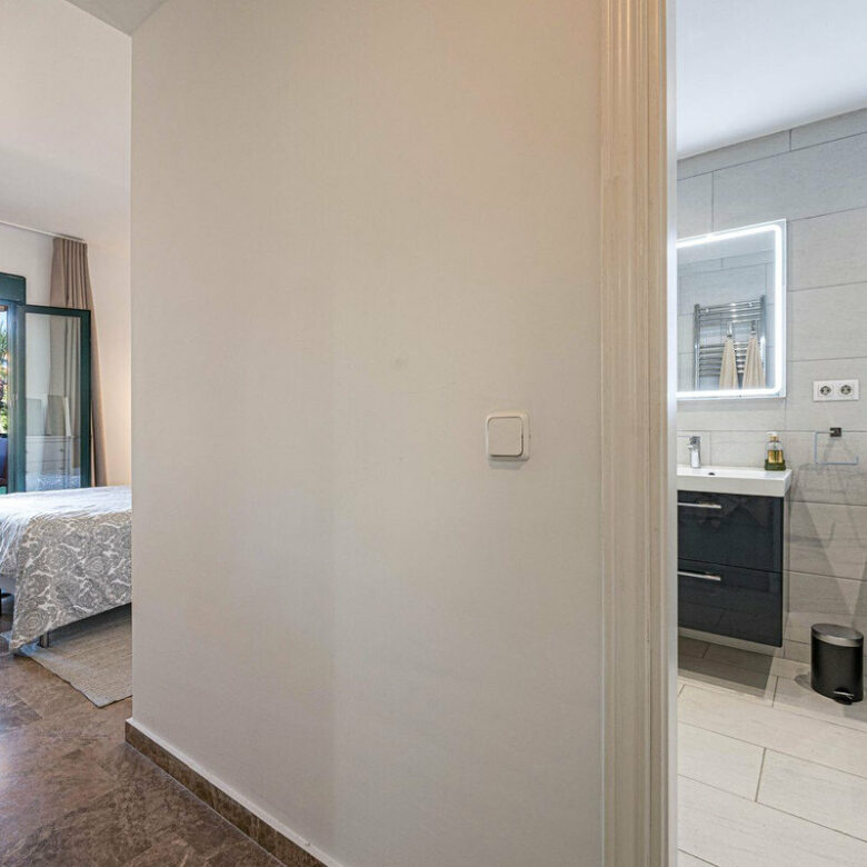 FOR SALE 🏡 Refurbished Three-Bedroom Beachside Apartment in a Gated Community – San Pedro de Alcántara, Marbella 🇪🇸