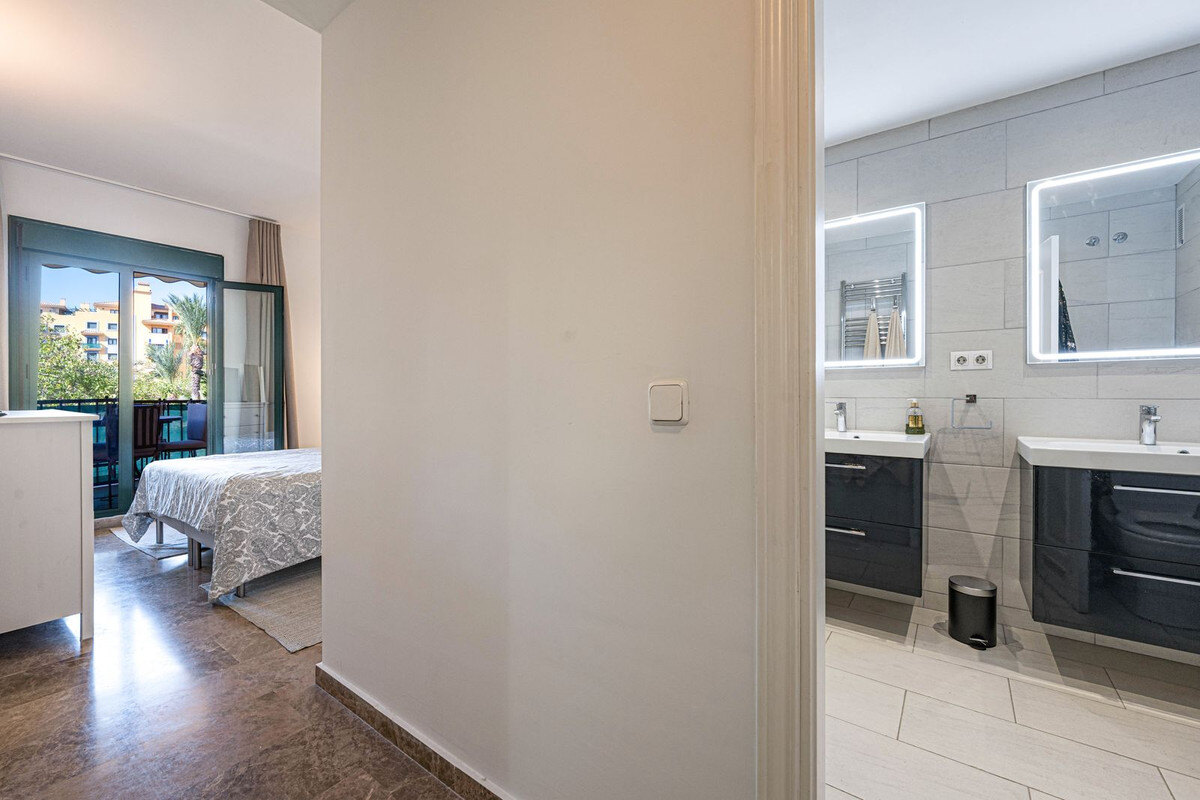 FOR SALE 🏡 Refurbished Three-Bedroom Beachside Apartment in a Gated Community – San Pedro de Alcántara, Marbella 🇪🇸