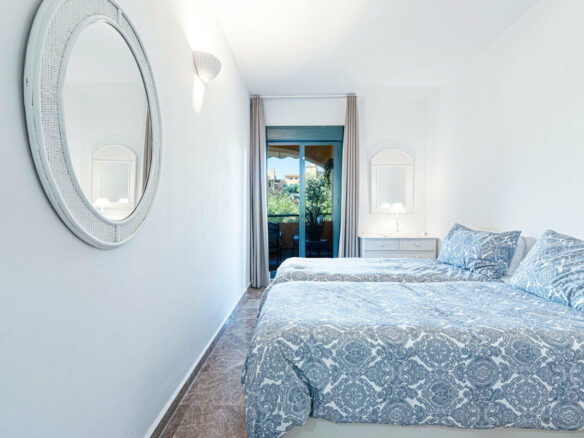 FOR SALE 🏡 Refurbished Three-Bedroom Beachside Apartment in a Gated Community – San Pedro de Alcántara, Marbella 🇪🇸