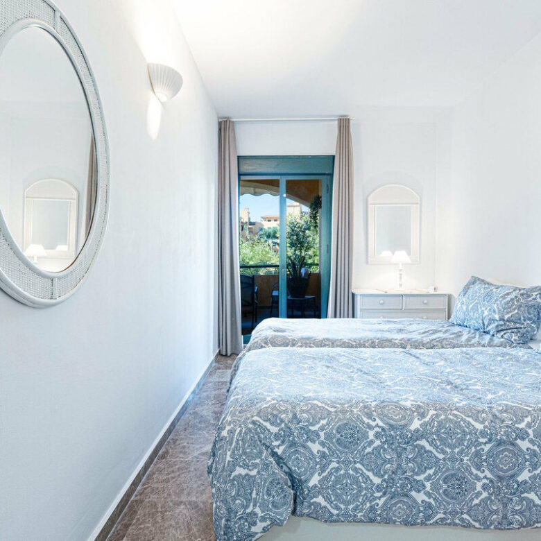 FOR SALE 🏡 Refurbished Three-Bedroom Beachside Apartment in a Gated Community – San Pedro de Alcántara, Marbella 🇪🇸