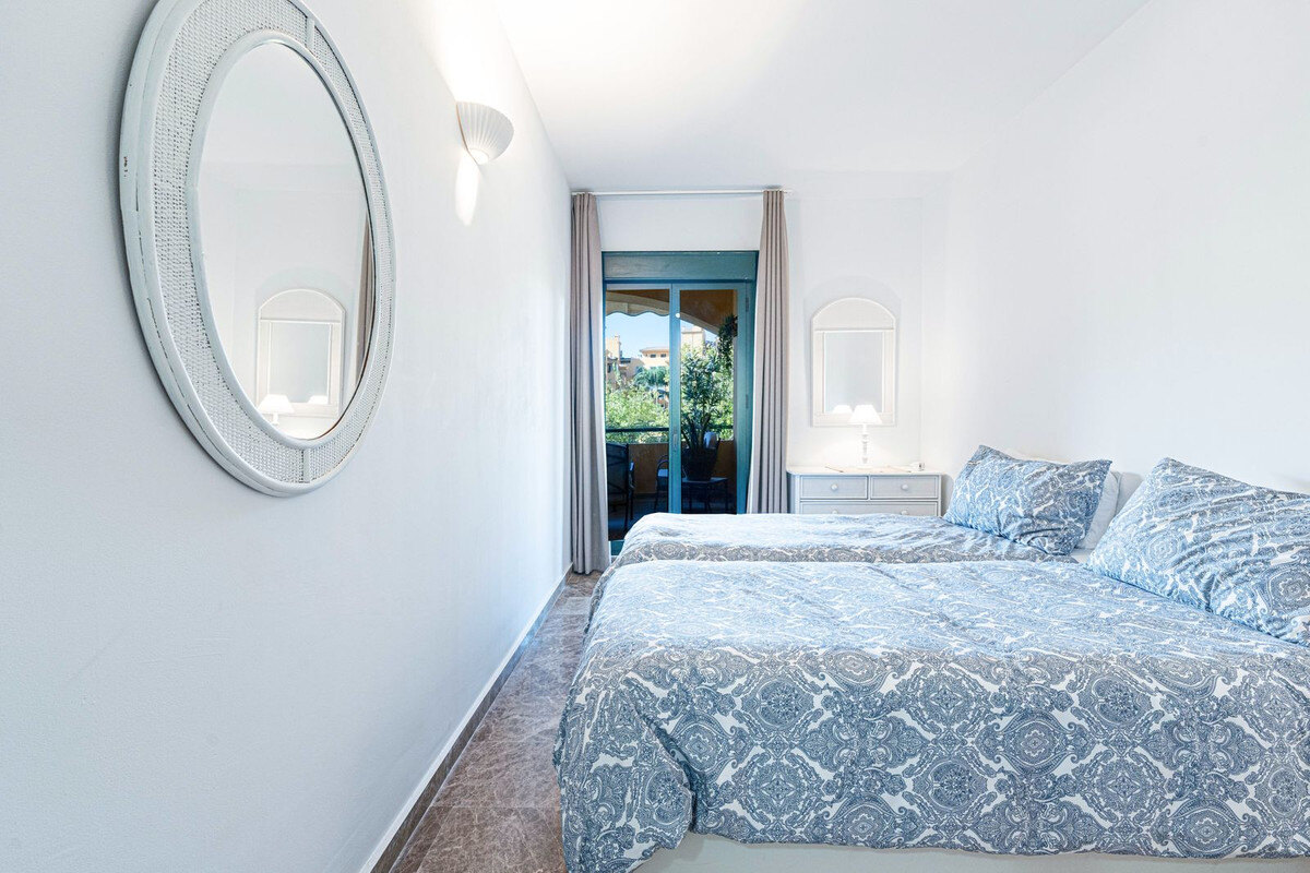 FOR SALE 🏡 Refurbished Three-Bedroom Beachside Apartment in a Gated Community – San Pedro de Alcántara, Marbella 🇪🇸
