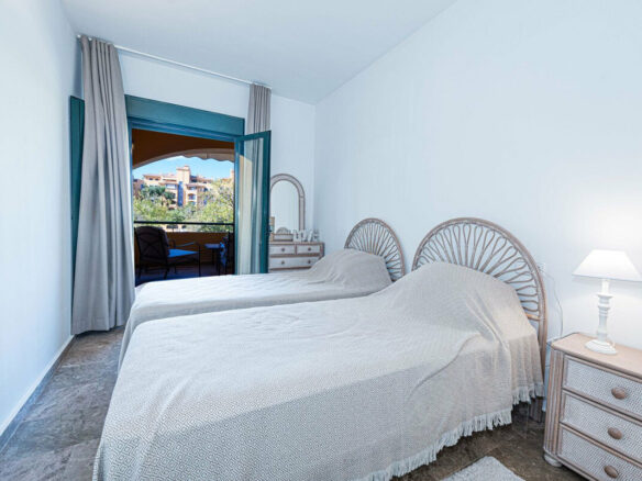 FOR SALE 🏡 Refurbished Three-Bedroom Beachside Apartment in a Gated Community – San Pedro de Alcántara, Marbella 🇪🇸