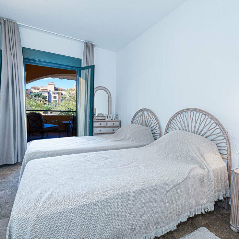 FOR SALE 🏡 Refurbished Three-Bedroom Beachside Apartment in a Gated Community – San Pedro de Alcántara, Marbella 🇪🇸