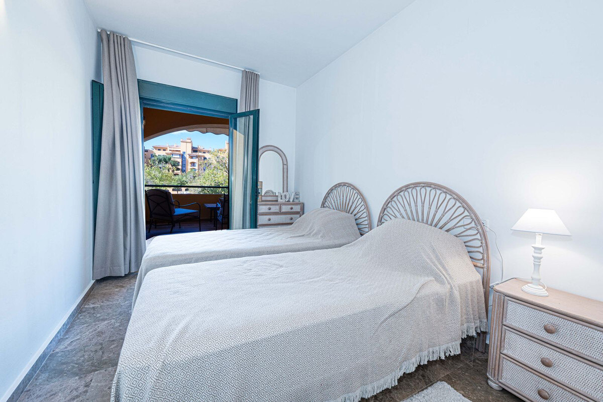 FOR SALE 🏡 Refurbished Three-Bedroom Beachside Apartment in a Gated Community – San Pedro de Alcántara, Marbella 🇪🇸
