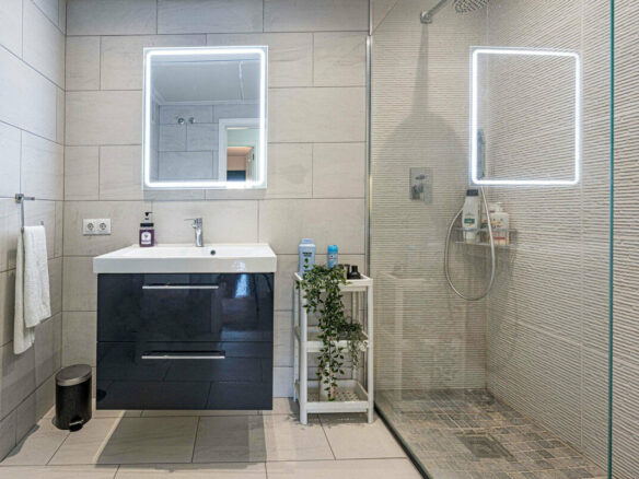 FOR SALE 🏡 Refurbished Three-Bedroom Beachside Apartment in a Gated Community – San Pedro de Alcántara, Marbella 🇪🇸