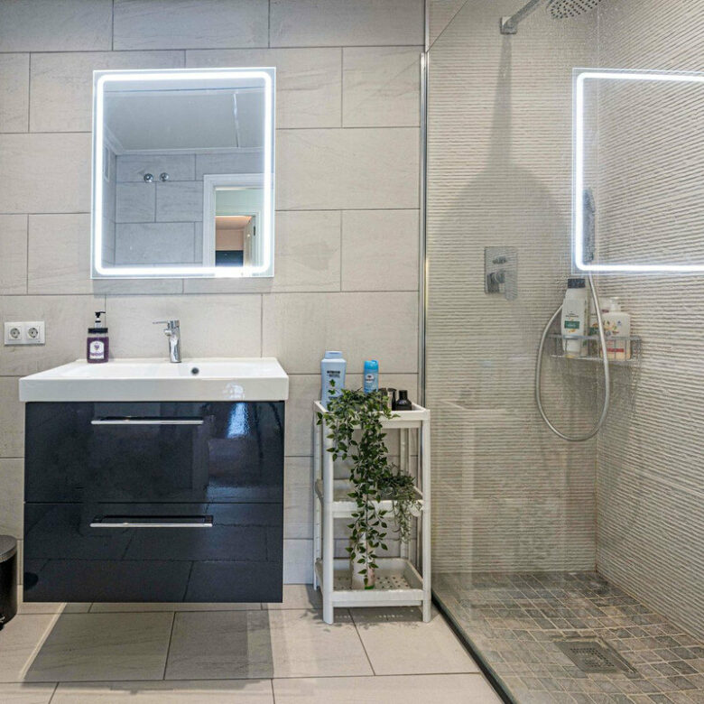 FOR SALE 🏡 Refurbished Three-Bedroom Beachside Apartment in a Gated Community – San Pedro de Alcántara, Marbella 🇪🇸