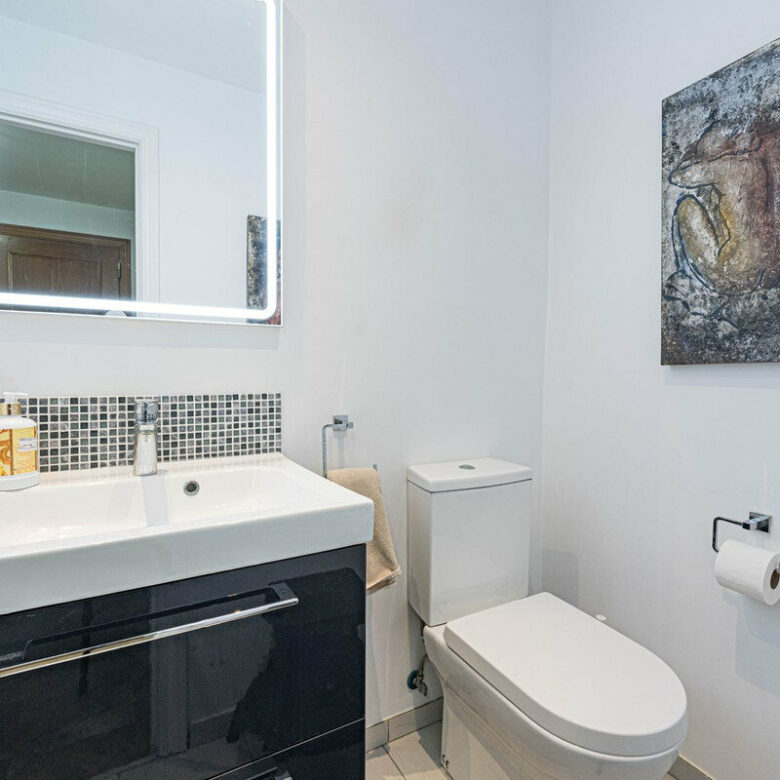 FOR SALE 🏡 Refurbished Three-Bedroom Beachside Apartment in a Gated Community – San Pedro de Alcántara, Marbella 🇪🇸