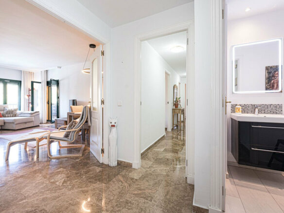 FOR SALE 🏡 Refurbished Three-Bedroom Beachside Apartment in a Gated Community – San Pedro de Alcántara, Marbella 🇪🇸