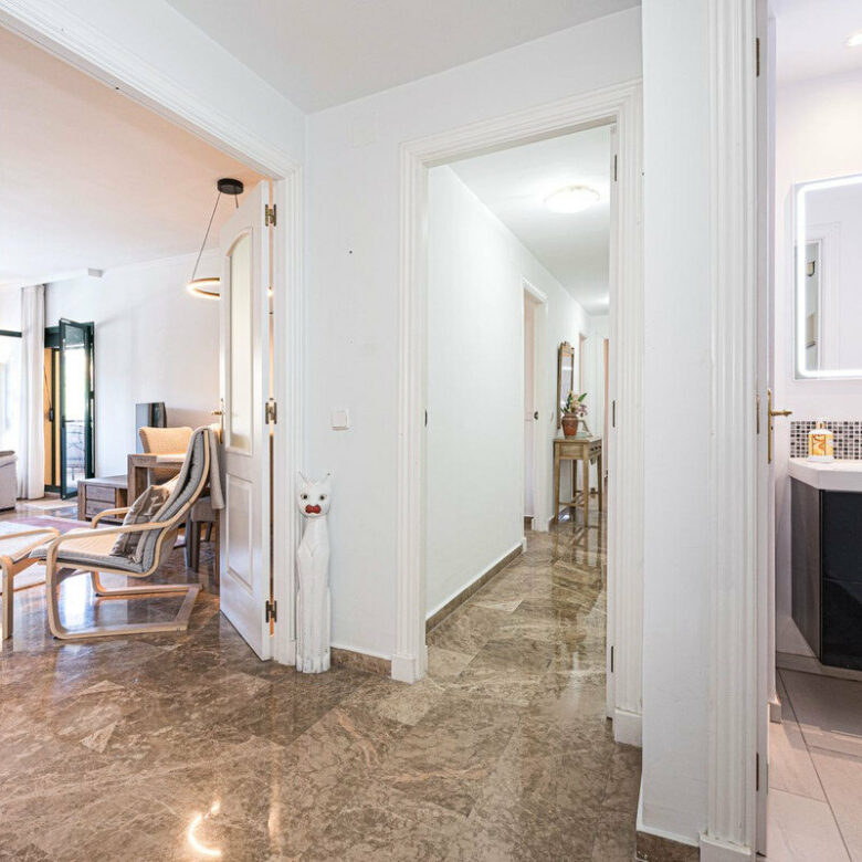 FOR SALE 🏡 Refurbished Three-Bedroom Beachside Apartment in a Gated Community – San Pedro de Alcántara, Marbella 🇪🇸