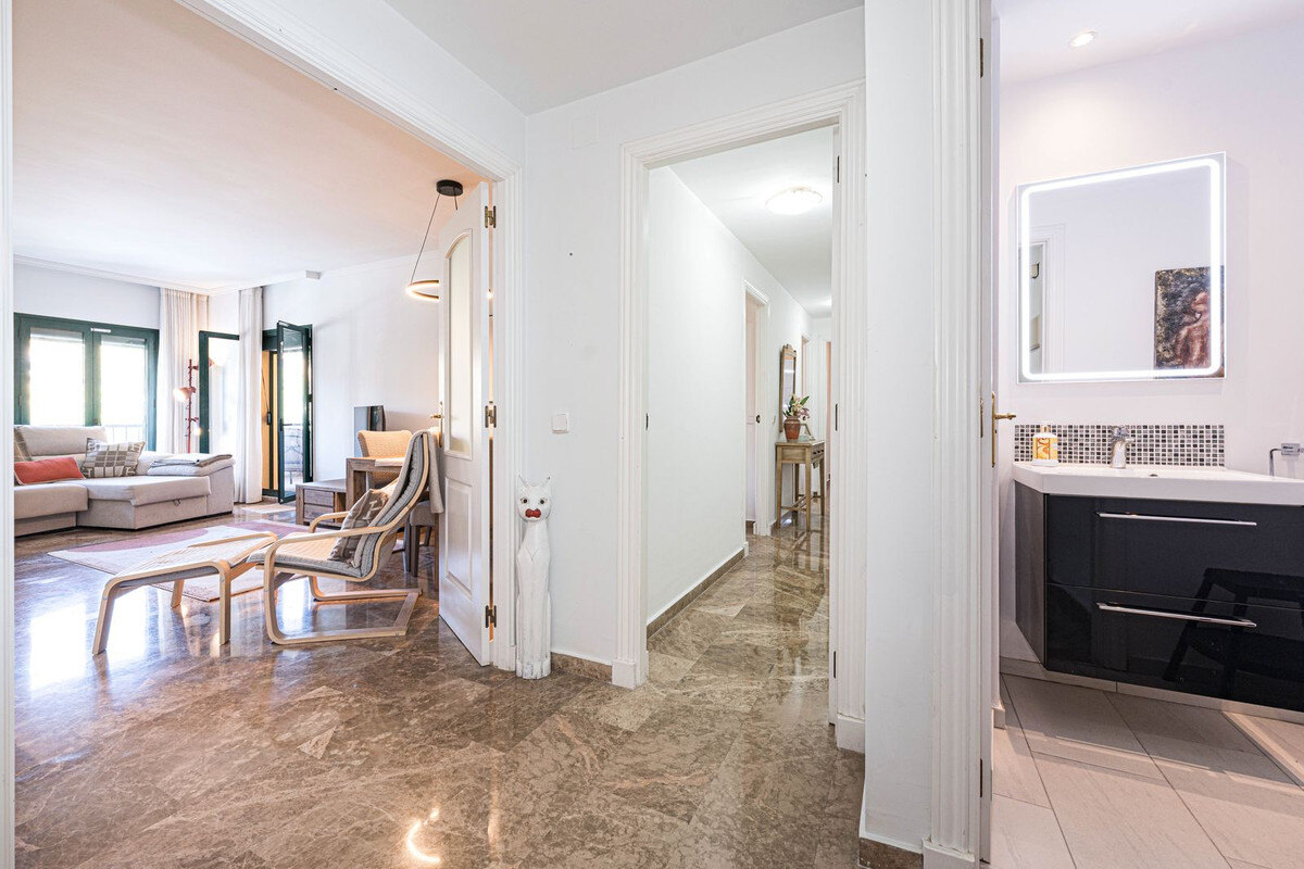 FOR SALE 🏡 Refurbished Three-Bedroom Beachside Apartment in a Gated Community – San Pedro de Alcántara, Marbella 🇪🇸