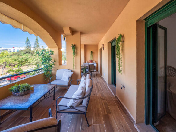 FOR SALE 🏡 Refurbished Three-Bedroom Beachside Apartment in a Gated Community – San Pedro de Alcántara, Marbella 🇪🇸
