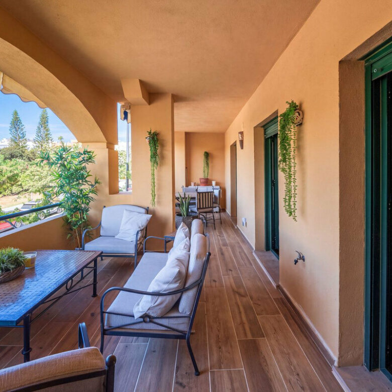 FOR SALE 🏡 Refurbished Three-Bedroom Beachside Apartment in a Gated Community – San Pedro de Alcántara, Marbella 🇪🇸