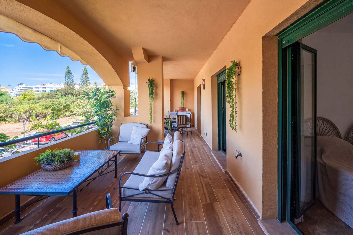 FOR SALE 🏡 Refurbished Three-Bedroom Beachside Apartment in a Gated Community – San Pedro de Alcántara, Marbella 🇪🇸