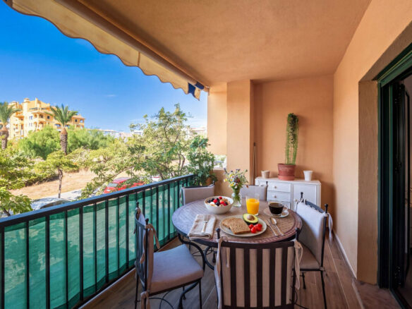FOR SALE 🏡 Refurbished Three-Bedroom Beachside Apartment in a Gated Community – San Pedro de Alcántara, Marbella 🇪🇸