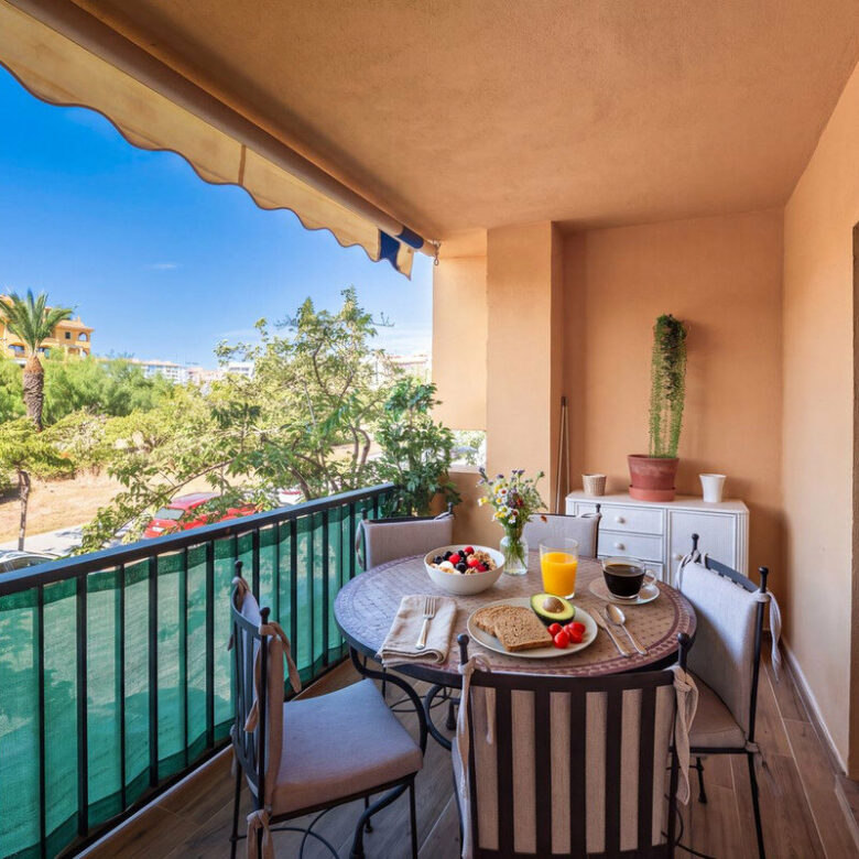 FOR SALE 🏡 Refurbished Three-Bedroom Beachside Apartment in a Gated Community – San Pedro de Alcántara, Marbella 🇪🇸
