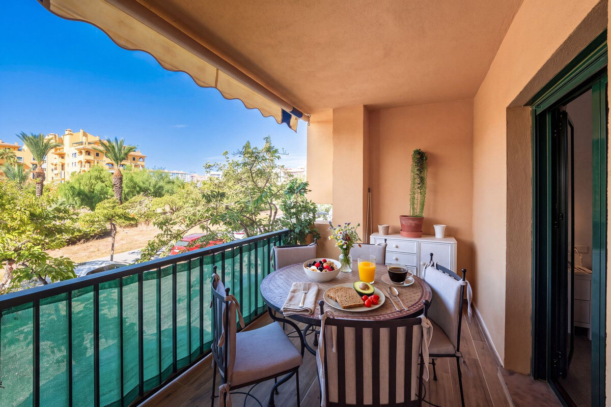 FOR SALE 🏡 Refurbished Three-Bedroom Beachside Apartment in a Gated Community – San Pedro de Alcántara, Marbella 🇪🇸