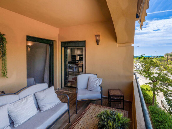 FOR SALE 🏡 Refurbished Three-Bedroom Beachside Apartment in a Gated Community – San Pedro de Alcántara, Marbella 🇪🇸