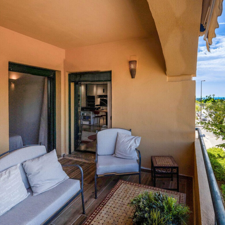 FOR SALE 🏡 Refurbished Three-Bedroom Beachside Apartment in a Gated Community – San Pedro de Alcántara, Marbella 🇪🇸