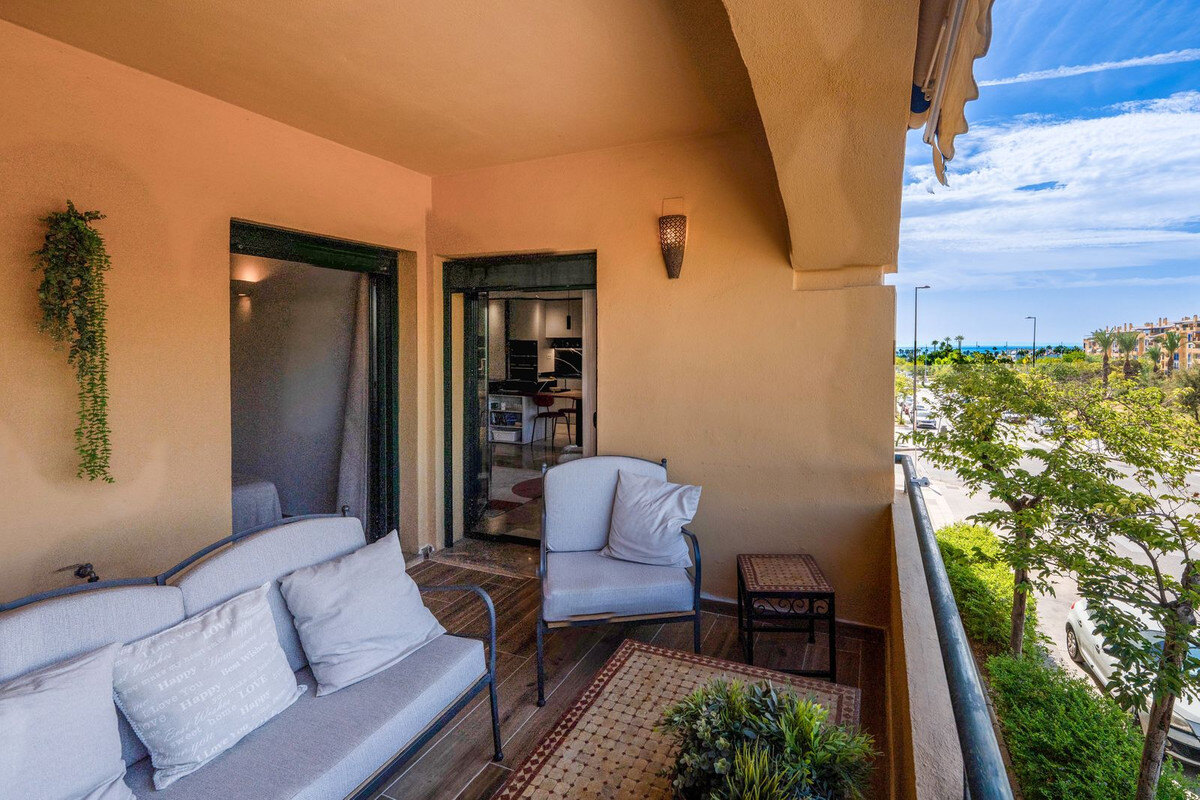 FOR SALE 🏡 Refurbished Three-Bedroom Beachside Apartment in a Gated Community – San Pedro de Alcántara, Marbella 🇪🇸