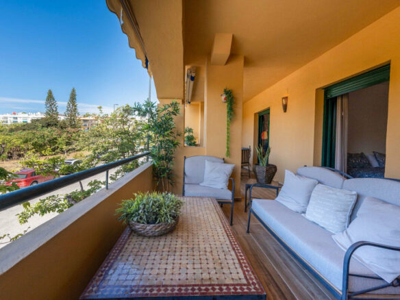 FOR SALE 🏡 Refurbished Three-Bedroom Beachside Apartment in a Gated Community – San Pedro de Alcántara, Marbella 🇪🇸