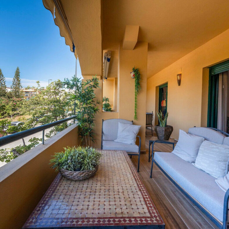 FOR SALE 🏡 Refurbished Three-Bedroom Beachside Apartment in a Gated Community – San Pedro de Alcántara, Marbella 🇪🇸
