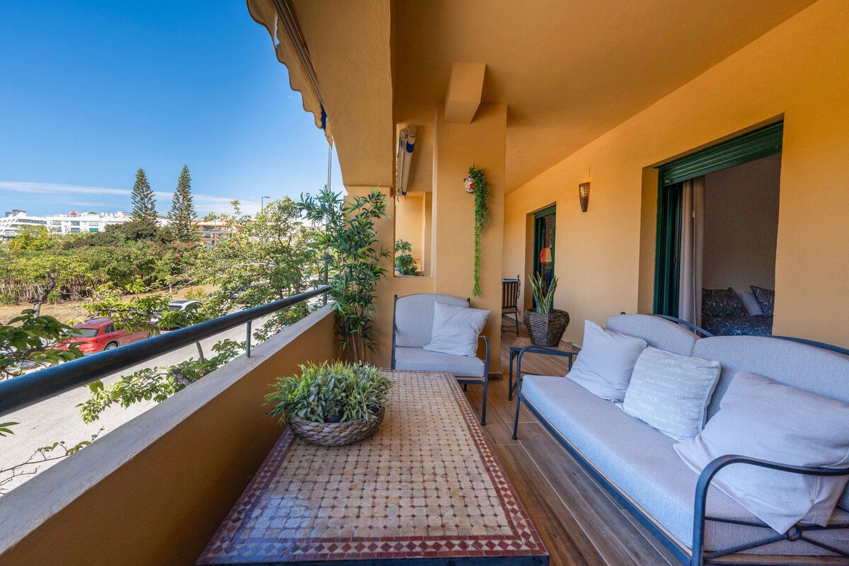 FOR SALE 🏡 Refurbished Three-Bedroom Beachside Apartment in a Gated Community – San Pedro de Alcántara, Marbella 🇪🇸