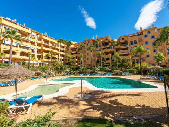 FOR SALE 🏡 Refurbished Three-Bedroom Beachside Apartment in a Gated Community – San Pedro de Alcántara, Marbella 🇪🇸
