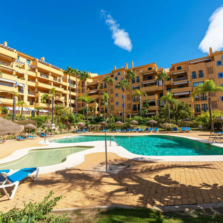 FOR SALE 🏡 Refurbished Three-Bedroom Beachside Apartment in a Gated Community – San Pedro de Alcántara, Marbella 🇪🇸