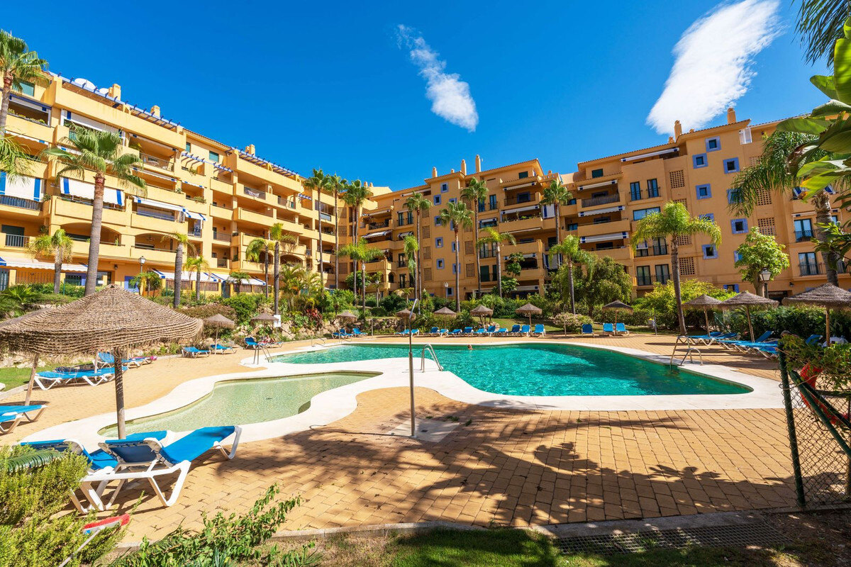 FOR SALE 🏡 Refurbished Three-Bedroom Beachside Apartment in a Gated Community – San Pedro de Alcántara, Marbella 🇪🇸