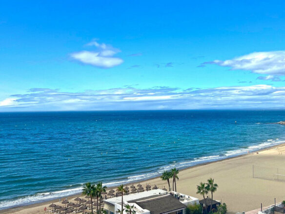 FOR SALE 🏡 Refurbished Three-Bedroom Apartment in a Beachfront Complex with Sea Views – Marbella Centre 🇪🇸