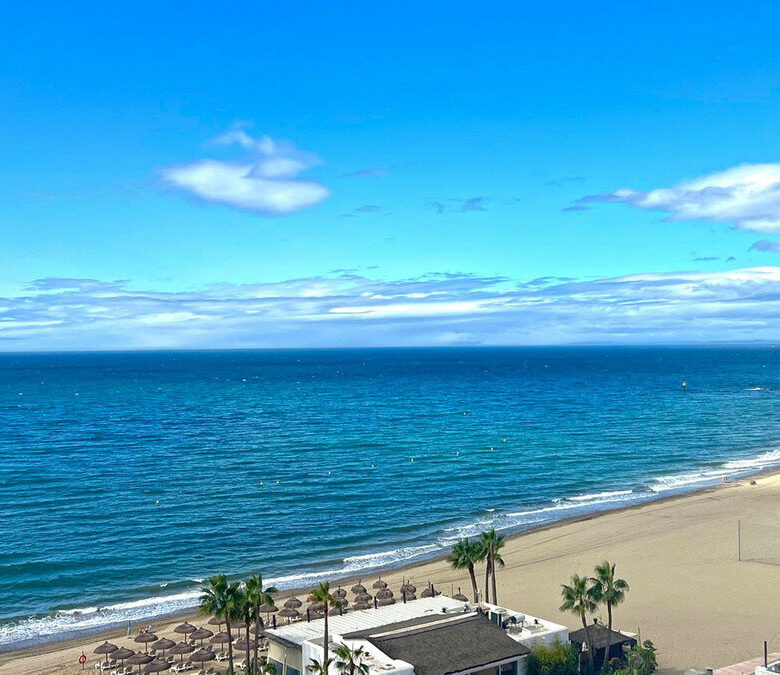 FOR SALE 🏡 Refurbished Three-Bedroom Apartment in a Beachfront Complex with Sea Views – Marbella Centre 🇪🇸