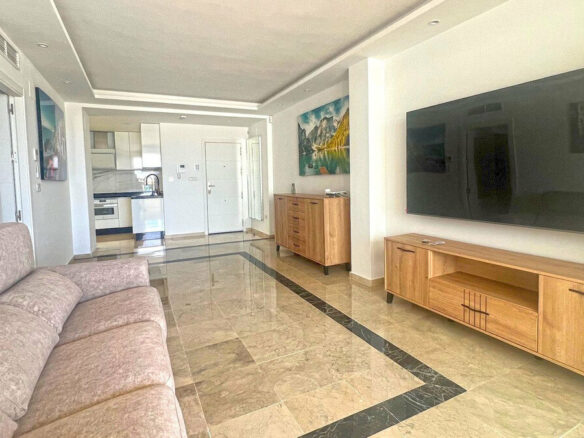 FOR SALE 🏡 Refurbished Three-Bedroom Apartment in a Beachfront Complex with Sea Views – Marbella Centre 🇪🇸