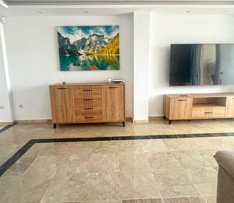 FOR SALE 🏡 Refurbished Three-Bedroom Apartment in a Beachfront Complex with Sea Views – Marbella Centre 🇪🇸